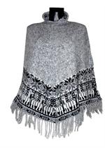 Poncho i grå alpaca med mønster.